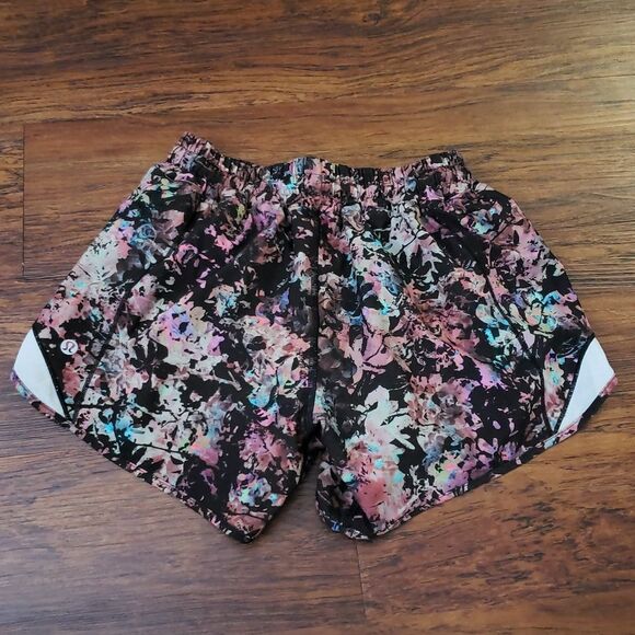 Lululemon Hotty Hot Floral Shorts Size 4 Edgy Feminine Workout Low Rise Lined - Picture 5 of 7